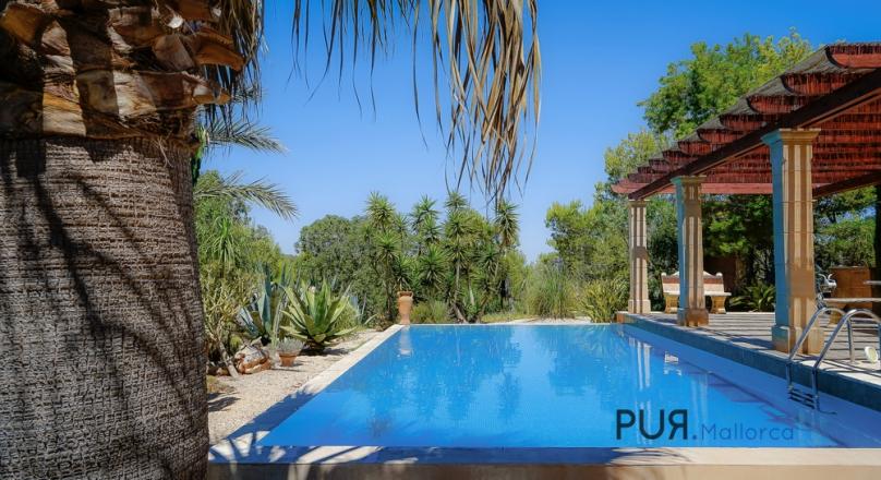 Villa. Finca style. With a lot of charm. And a lot of design. An oasis of PUR.