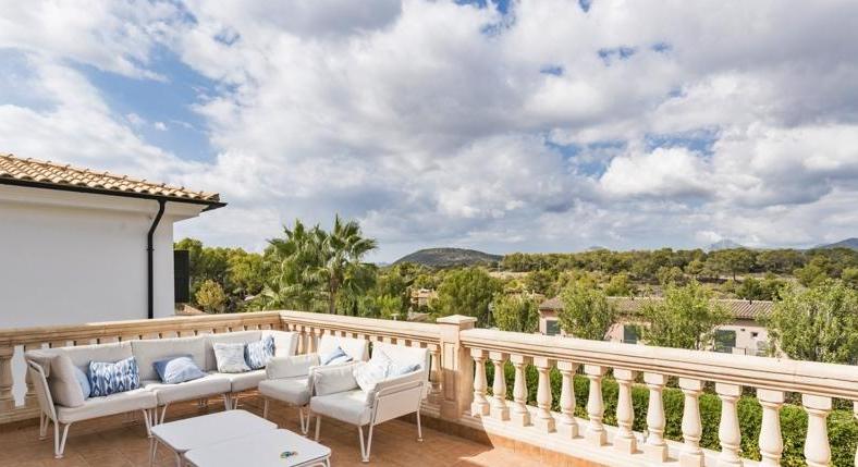 Villa with a small sea view. You come in. And feel good.