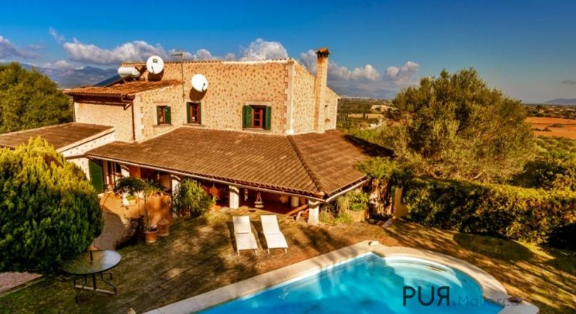 That's what you are looking for. Rustic, really rural Finca. Very typical of the country. Panoramic view to the Tramuntana.