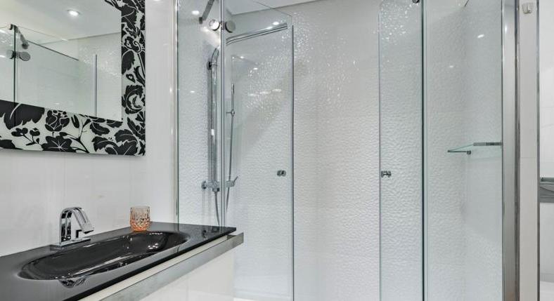 Villa with a small sea view. You come in. And feel good.