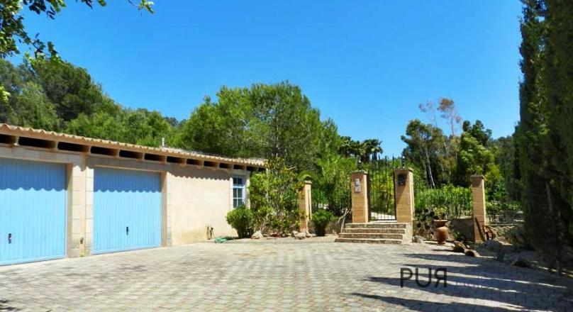 Villa. Finca style. With a lot of charm. And a lot of design. An oasis of PUR.