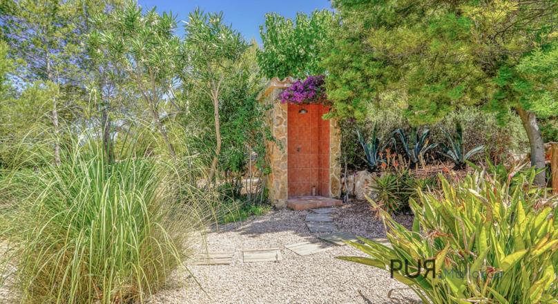 Villa. Finca style. With a lot of charm. And a lot of design. An oasis of PUR.