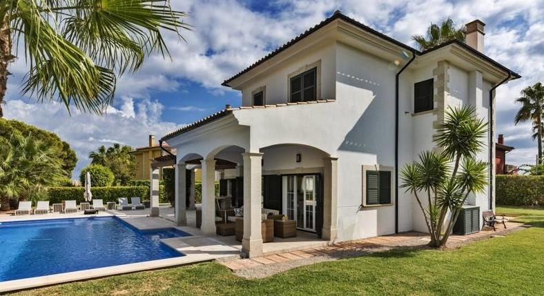 Villa with a small sea view. You come in. And feel good.