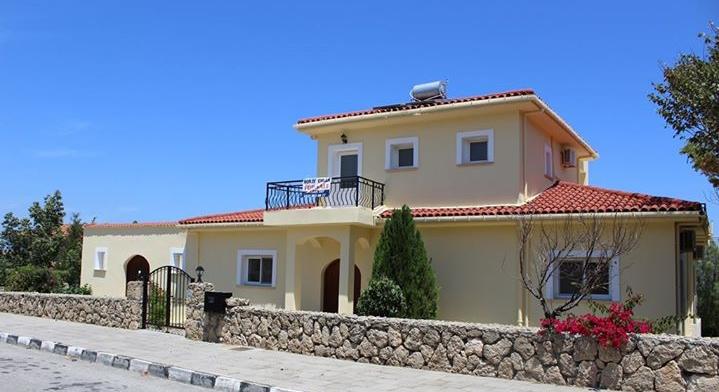 Girne, Edremit Bölgesin'de Satılık 3+1 Yüzme Havuzlu Villa.