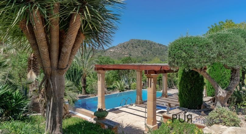 Villa. Finca style. With a lot of charm. And a lot of design. An oasis of PUR.