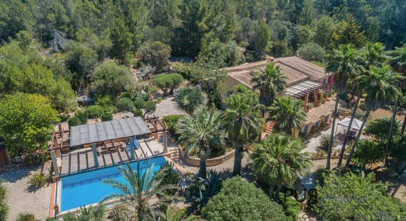 Villa. Finca style. With a lot of charm. And a lot of design. An oasis of PUR.