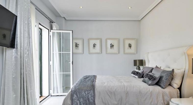 Villa with a small sea view. You come in. And feel good.