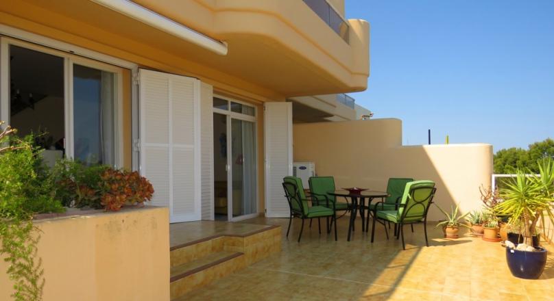 Nova Santa Ponsa. Large bright duplex apartment with a view over the bay and the sea.