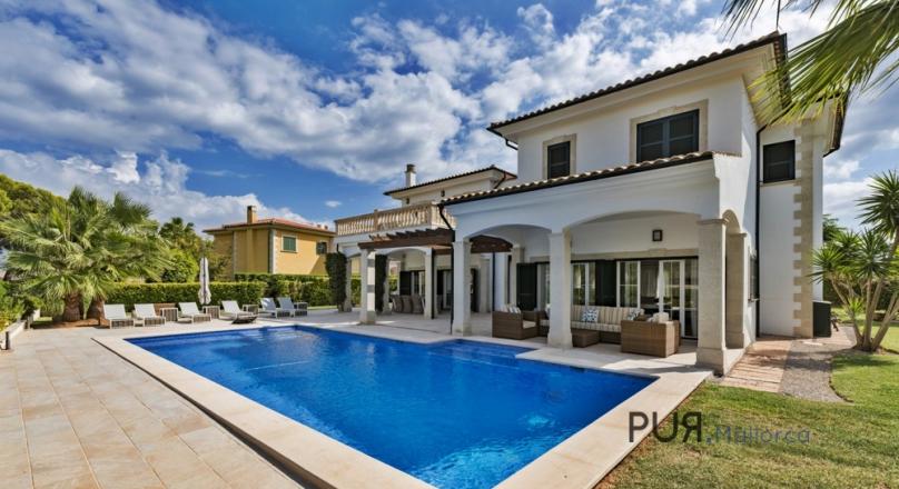 Villa with a small sea view. You come in. And feel good.