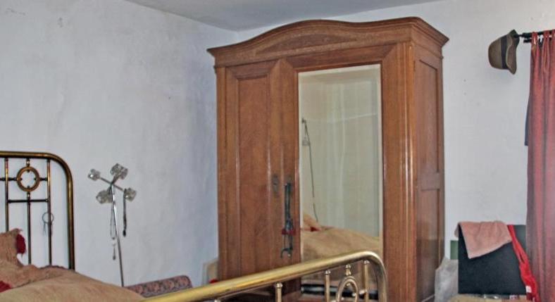 Arta. Town house. In the very center. With business license. 