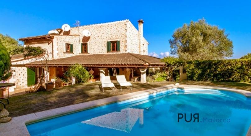 That's what you are looking for. Rustic, really rural Finca. Very typical of the country. Panoramic view to the Tramuntana.