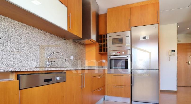 SALE OF MODERN 1 BEDROOM APARTMENT, 2nd LINE OF PRAIA DA AGUDELA, LAVRA