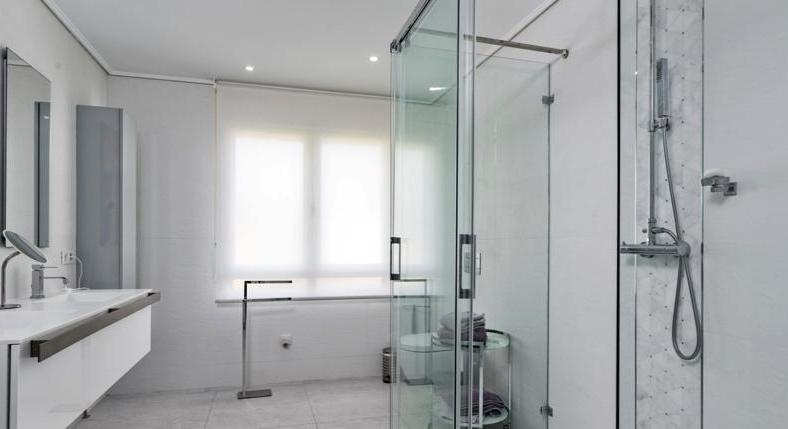 Villa with a small sea view. You come in. And feel good.