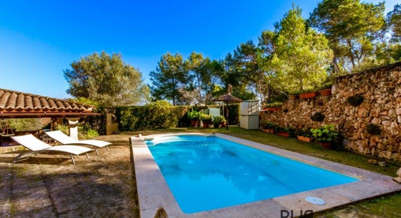 That's what you are looking for. Rustic, really rural Finca. Very typical of the country. Panoramic view to the Tramuntana.