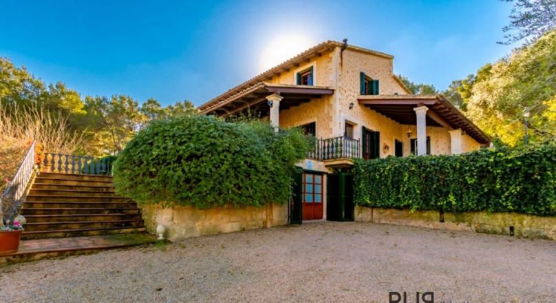 That's what you are looking for. Rustic, really rural Finca. Very typical of the country. Panoramic view to the Tramuntana.