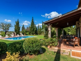 Finca - classic. With a lot of space. With a lot of style. Only 25 minutes from the airport