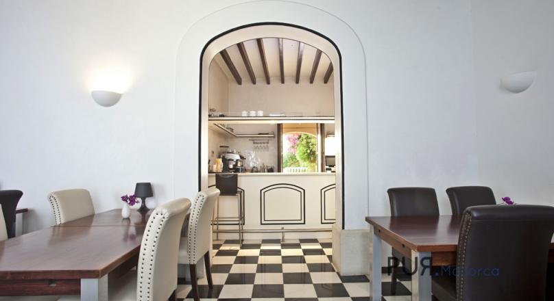 An investment with fun. City hotel. With restaurant.and bar. Correct mallorquin. And stylish.