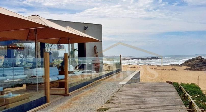 SALE OF MODERN 1 BEDROOM APARTMENT, 2nd LINE OF PRAIA DA AGUDELA, LAVRA