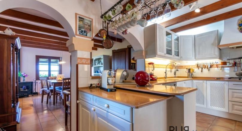 That's what you are looking for. Rustic, really rural Finca. Very typical of the country. Panoramic view to the Tramuntana.