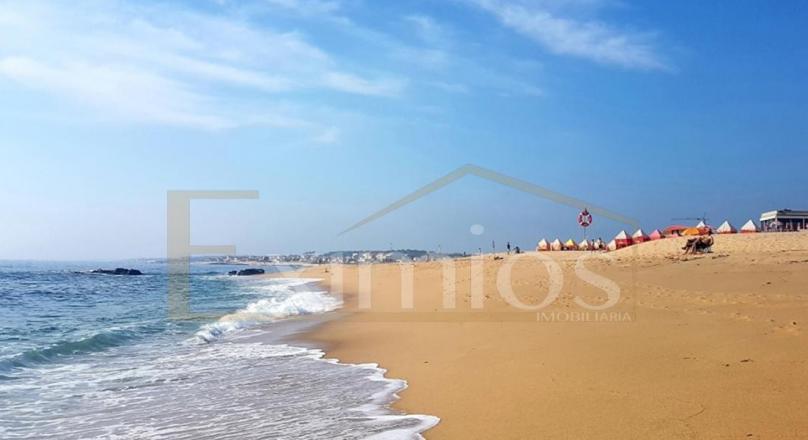 SALE OF MODERN 1 BEDROOM APARTMENT, 2nd LINE OF PRAIA DA AGUDELA, LAVRA