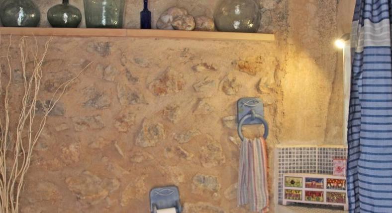 Arta. Town house. In the very center. With business license. 