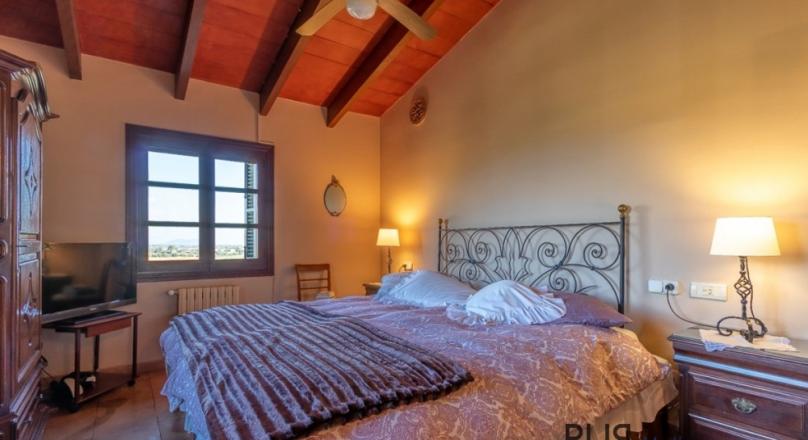 That's what you are looking for. Rustic, really rural Finca. Very typical of the country. Panoramic view to the Tramuntana.