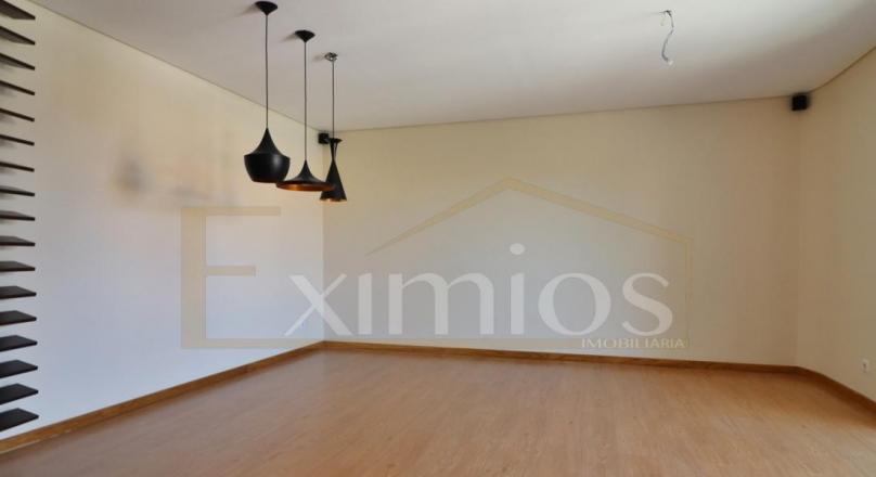 SALE OF MODERN 1 BEDROOM APARTMENT, 2nd LINE OF PRAIA DA AGUDELA, LAVRA