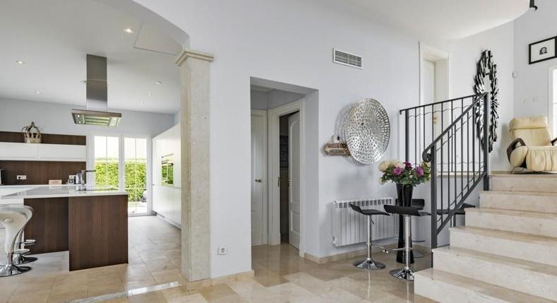 Villa with a small sea view. You come in. And feel good.